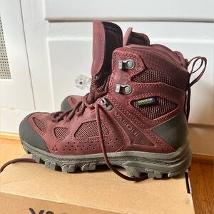 Vasque Maroon Outdoor Boots